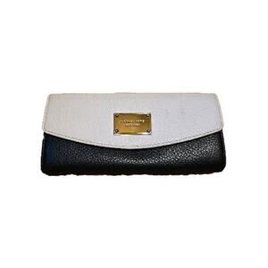 Michael Kors Black And White Wallet – Gently Used